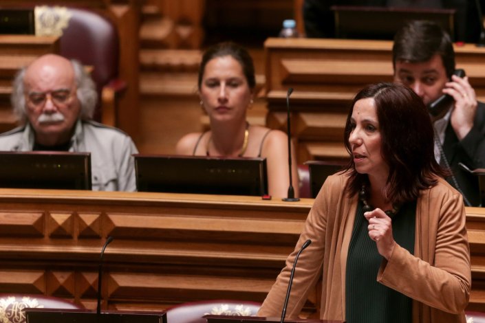 A deputada Heloísa Apolónia, do Partido Ecologista «Os Verdes», foi a primeira a intervir no debate quinzenal desta tarde
