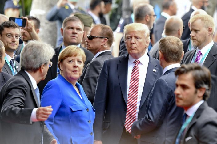 Donald Trump, Angela Merkel e outros dirigentes mundiais, durante uma conferência do G7 em Taormina, Itália, 26 de Maio de 2017. Foto de arquivo. 