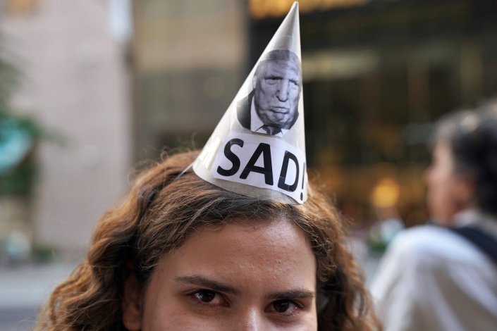 Um manifestante usa um chapéu durante uma manifestação contra Donald Trump no aniversário do presidente dos Estados Unidos. Nova Iorque, Estados Unidos da América, 15 de Junho de 2017