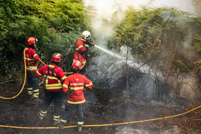 Bombeiros combatem um reacendimento num terreno agrícola na localidade de Colmeal, Góis. 21 de Junho de 2017