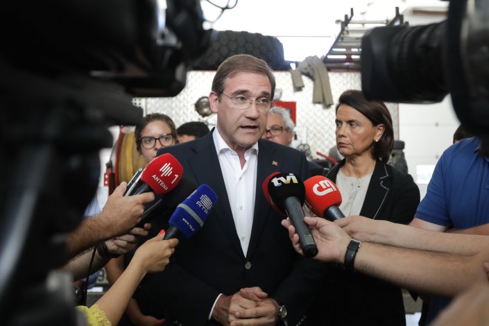 O presidente do PSD, Pedro Passos Coelho falou à comunicação social durante a visita ao quartel dos bombeiros de Castanheira de Pera. 26 de Junho de 2017