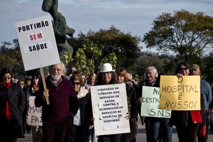 Em Fevereiro de 2015, a Comissão de Utentes realizou uma marcha de protesto junto ao Hospital de Portimão para exigir a reposição de todos os serviços que foram encerrados, nomeadamente a manutenção da maternidade, de forma a evitar o caos nas urgências, bem como chamar a atenção para a falta de medicamentos