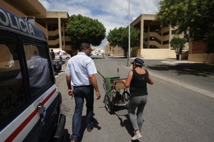 Nuno Costa, presidente da Junta de São Sebastião, conversa com uma das moradoras que integram as equipas comunitárias de higiene urbana