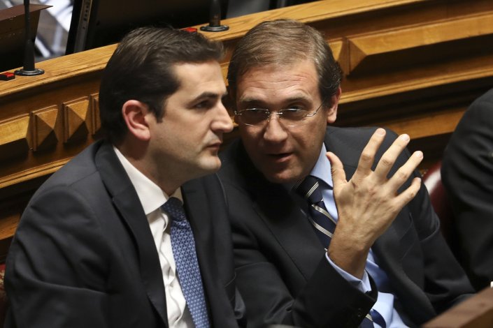 O líder parlamentar do PSD, Hugo Soares, com o presidente do partido, Pedro Passos Coelho, no plenário da Assembleia da República. 23 de Fevereiro de 2017