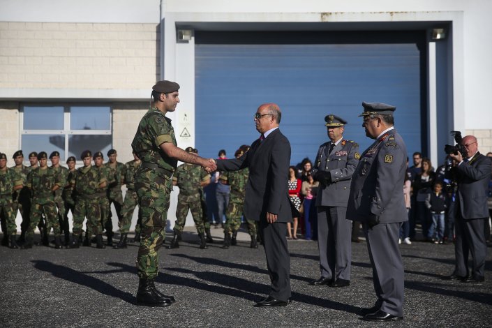 O ministro da Defesa, Azeredo Lopes, na cerimónia de despedida do grupo de 108 militares do Regimento de Artilharia N.º 4, da Brigada de Reacção Rápida, que partiram para a Lituânia para integrar a força Light Artillery Battery/Assurance Measures 2016, bateria disponibilizada para a NATO. 29 de Junho de 2016. 