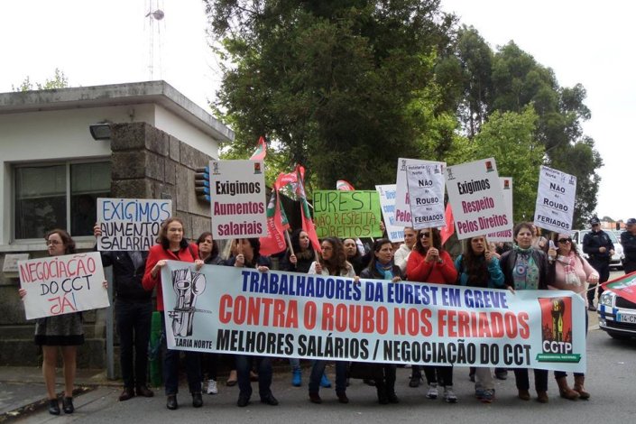 Protesto dos trabalhadores da Eurest na cantina da RTP, à entrada das instalações da empresa em Vila Nova de Gaia