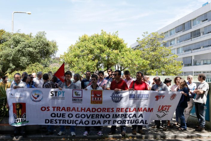 Concentração de trabalhadores após um plenário para discussão sobre a situação laboral na PT Portugal, em Aveiro, 1 de Agosto de 2017