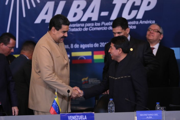 O presidente venezuelano, Nicolás Maduro, cumprimenta o diplomata boliviano David Choquehuanca, no âmbito da reunião da ALBA-TCP que ontem decorreu em Caracas. 8 de Agosto de 2017