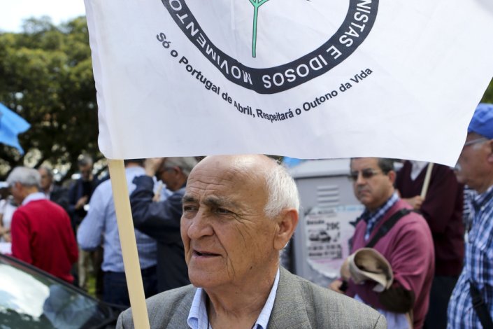 Um reformado junto ao Ministério do Trabalho e da Segurança Social durante um protesto promovido pelo MURPI em Maio de 2016.