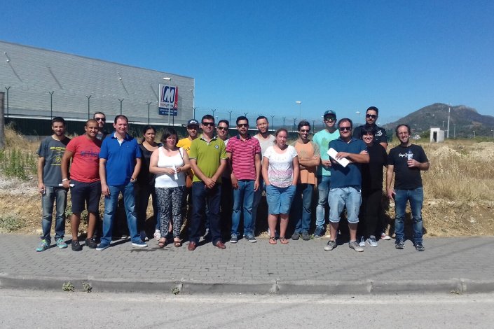 Trabalhadores do armazém do Dia, em Zibreira (Torres Novas), concentrados hoje de manhã para exigir o cumprimento das suas reivindicações