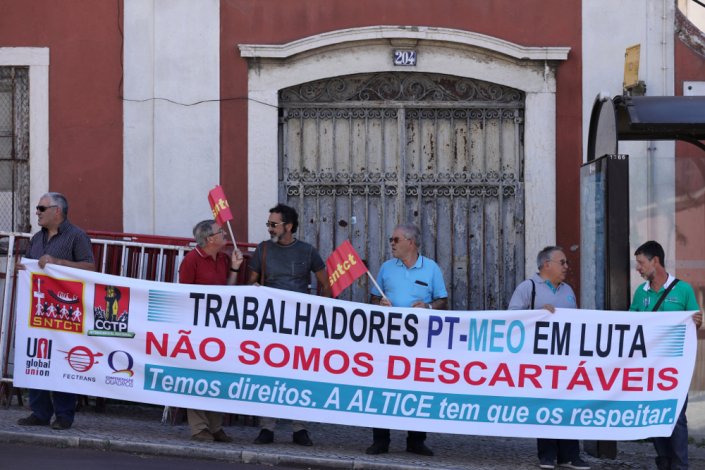 Concentração de dirigentes e activistas da PT/MEO em protesto pela transferência de trabalhadores da PT para empresas do Grupo Altice, em frente à Presidência do Conselho de Ministros, em Lisboa, 17 de Agosto de 2017