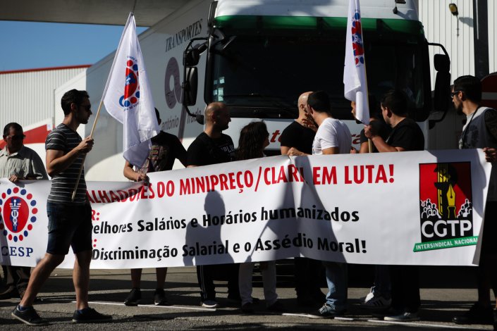 Trabalhadores do grupo Dia participam na concentração, junto ao armazém de Valongo. 18 de agosto de 2017
