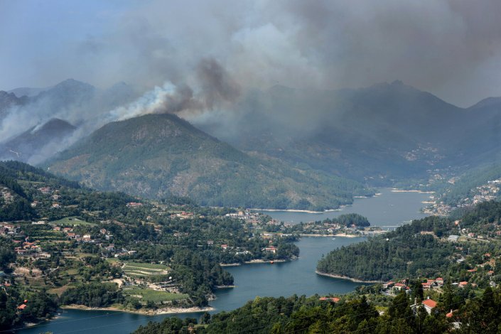 Mais de 100 operacionais, apoiados por dez meios aéreos, combatem um incêndio em Terras do Bouro, distrito de Braga, Parque Natural da Peneda-Gerês. 21 de Agosto de 2017.