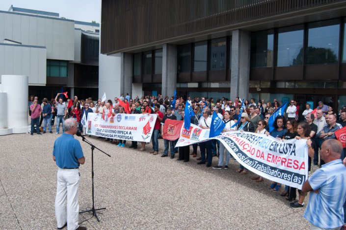 Arménio Carlos fala aos trabalhadores da PT/MEO que estão concentrados na entrada do edifício da PT na Rua Tenente Valadim, Porto, 24 de Agosto