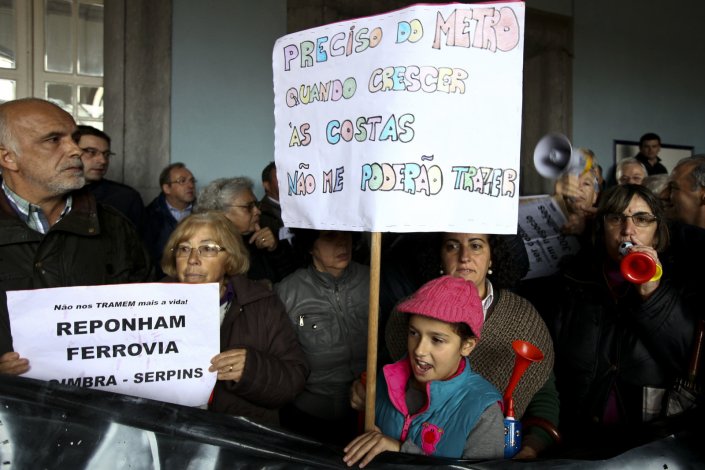 Os utentes exigem a recolocação dos carris e o avanço das obras no Ramal da Lousã