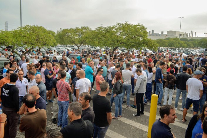 Trabalhadores da Autoeuropa concentrados à entrada da fábrica de automóveis durante a greve contra o trabalho obrigatório ao sábado, em Palmela, 30 de Agosto de 2017.