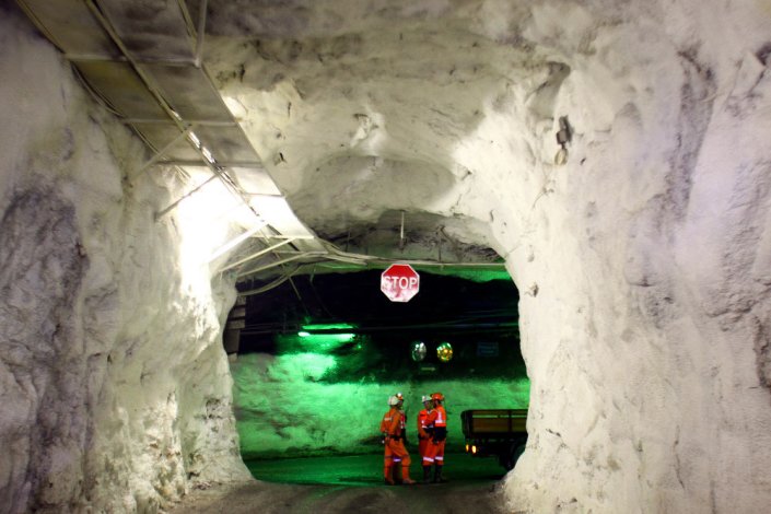 Mineiros da Somincor num túnel da mina de Neves Corvo