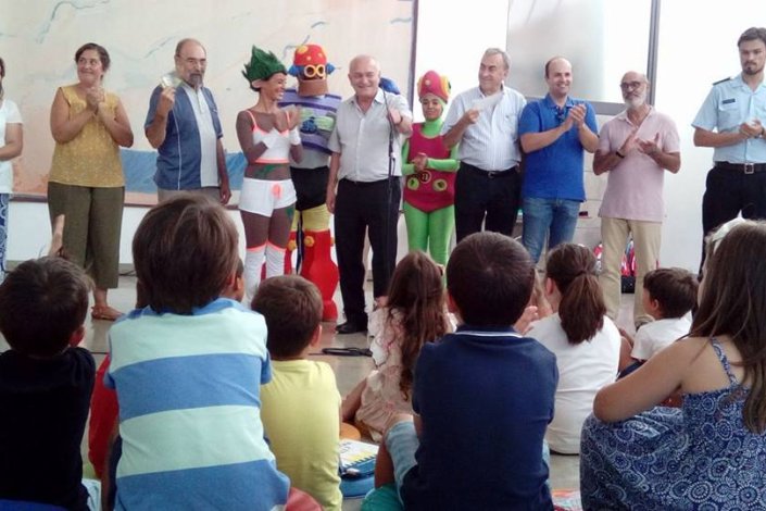 Os «Guardiões de Almada» ilustram os materiais e mochilas entregues às crianças. O projecto ajudou a cimentar a relação da autarquia com a comunidade educativa