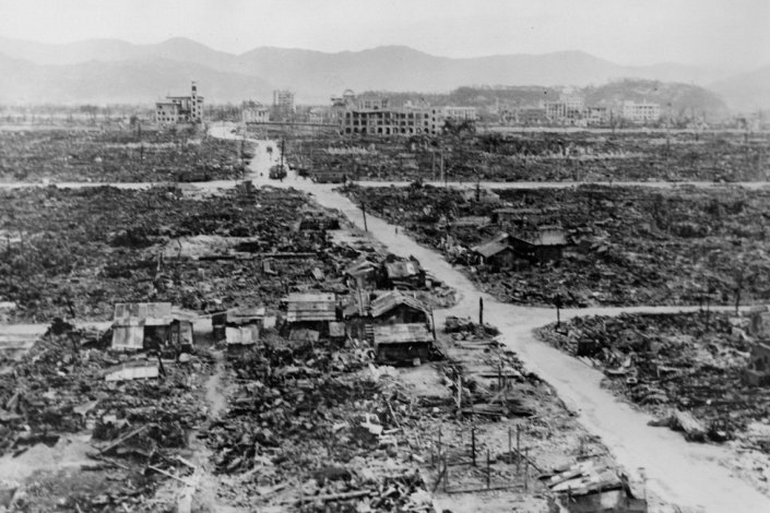 Nagasaki, arrasada, após o lançamento da bomba atómica, a 9 de de Agosto de 1945
