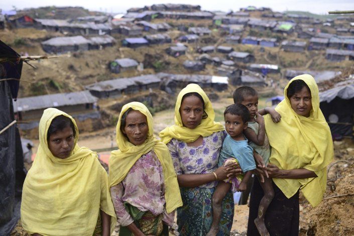 Mulheres e crianças rohingya, refugiadas em Ukhiya, no Bangladesh