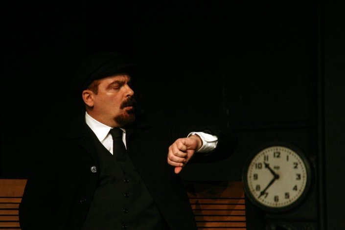 A peça conta a história da revolução russa a partir de um extenso levantamento historiográfico realizado pela Associação Cultural «Não Matem o Mensageiro»