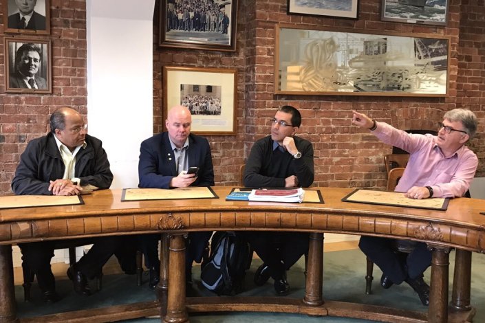 Sindicalistas do National Union of Rail, Maritime and Transport Workers expressaram a Jorge Arreaza, ministro venezuelano dos Negócios Estrangeiros, o seu apoio à Venezuela bolivariana