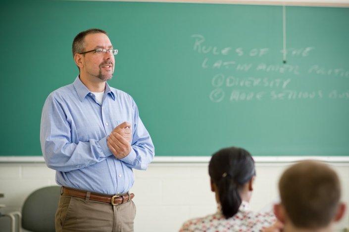 O horário praticado pelos professores é muito superior ao estipulado na lei
