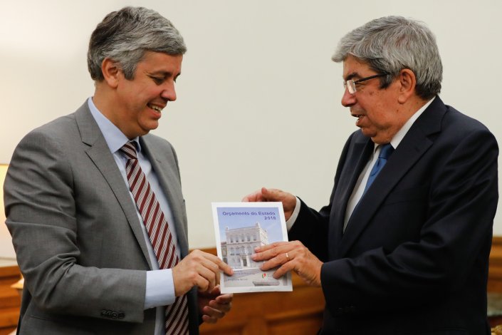 O ministro das Finanças, Mário Centeno (E), entrega a proposta do Governo de Orçamento do Estado para 2018 ao presidente da Assembleia da República, Eduardo Ferro Rodrigues (D), na Assembleia da República, em Lisboa. 13 de Outubro de 2017