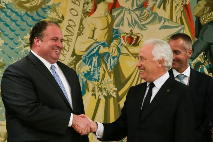 O governador do Banco de Portugal, Carlos Costa, cumprimenta o director para a Europa da Lone Star, Donald Quintin, com o ex-secretário de Estado Sérgio Monteiro à direita, durante a assinatura da entrega do Novo Banco ao fundo abutre. 18 de Outubro de 2017