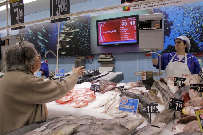 Uma cliente numa peixaria, em Lisboa. 9 de Julho de 2012