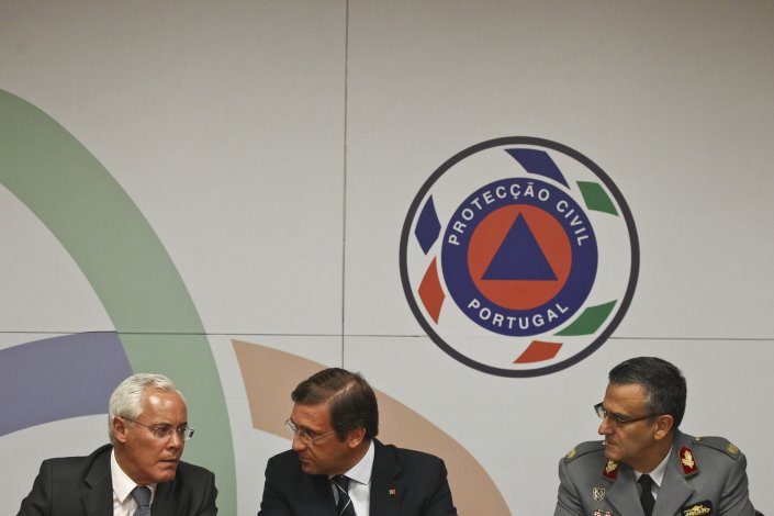 O ex-primeiro-ministro, Pedro Passos Coelho, e o ex-ministro da Administração Interna, Miguel Macedo, na sede da Autoridade Nacional da Protecção Civil, em Carnaxide. 27 de Agosto de 2013