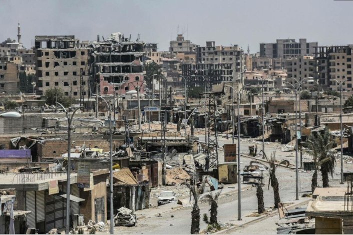 AS Nações Unidas afirmaram que 80% de Raqqa foi arrasada, o que em grande medida se fica a dever aos bombardeamentos da coligação internacional, à artilharia das FDS e aos carros-bomba e minas usados pelo Daesh