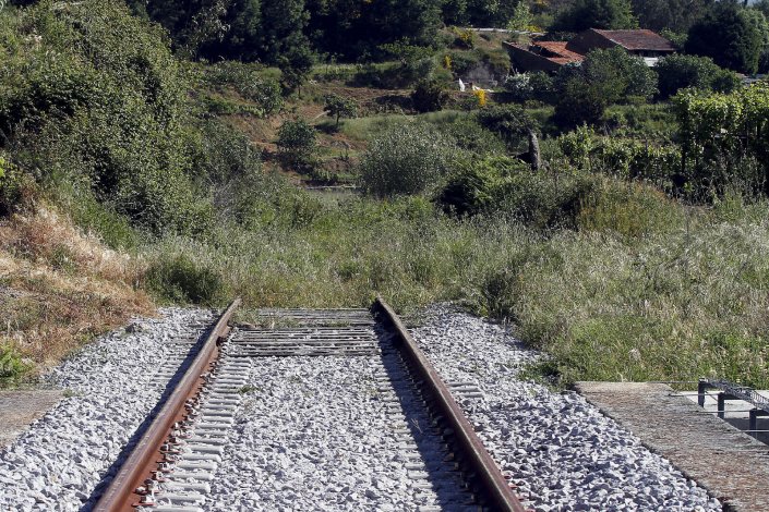 Aspecto da ferrovia entre Covilhã e Guarda, 11 de Maio de 2003. Os comboios deixaram de circular entre a Covilhã e a Guarda em Fevereiro de 2009 para renovação da via com 40 quilómetros, mas depois de investidos 7,5 milhões de euros faltou dinheiro para concluir os trabalhos e o mato tomou conta do percurso.