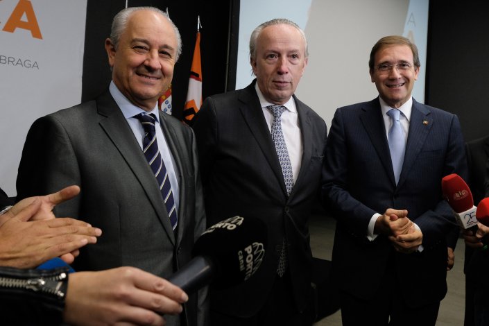 O presidente do PSD, Pedro Passos Coelho, acompanhado pelos candidatos à liderança do partido, Rui Rio e Pedro Santana Lopes, durante as jornadas parlamentares, em Braga. 30 de Outubro de 2017