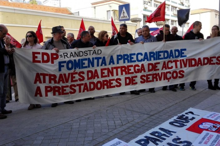 Concentração contra a precariedade na EDP (foto de arquivo)