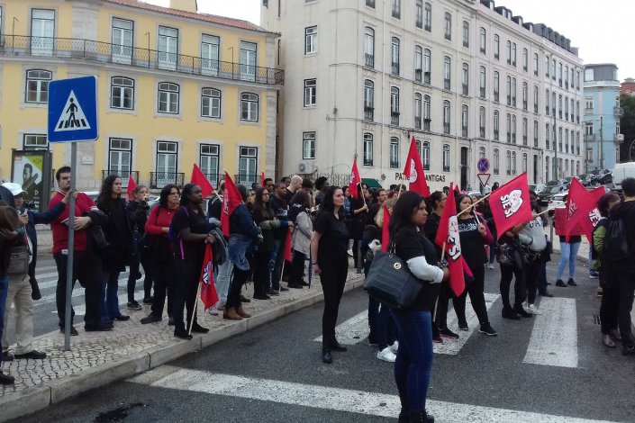 Trabalhadores dos «call centers» da EDP, com vínculo à Randstad, concentrados junto à Assembleia da República, 2 de Novembro de 2017
