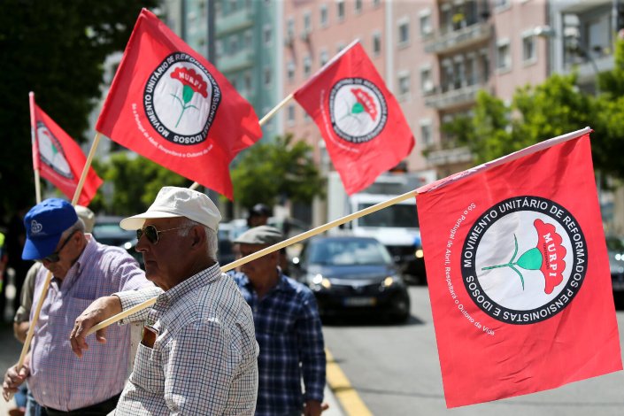 Foto de arquivo: reformados concentram-se junto ao Ministério do Trabalho e da Segurança Social durante um protesto promovido pela Confederação Nacional de Reformados, Pensionistas e Idosos (MURPI), Lisboa, 31 de Maio de 2016