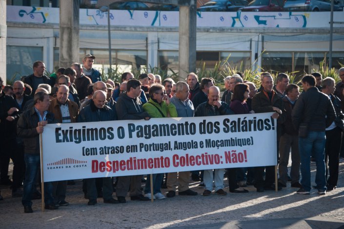 Foto de arquivo: trabalhadores da Soares da Costa concentrados junto ao Tribunal do Comércio, em Vila Nova de Gaia, em protesto contra os salários em atraso. 7 de Novembro de 2017