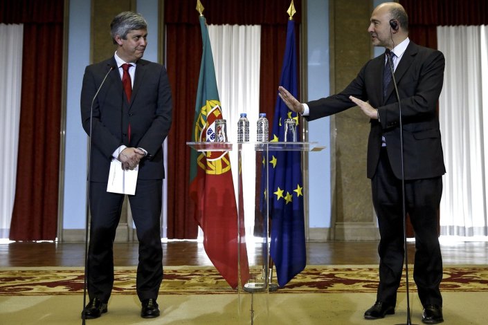 O ministro das Finanças, Mário Centeno (esquerda), com o comissário para os Assuntos Económicos e Financeiros, Pierre Moscovici (direita), no Ministério das Finanças, em Lisboa. 10 de Março de 2016