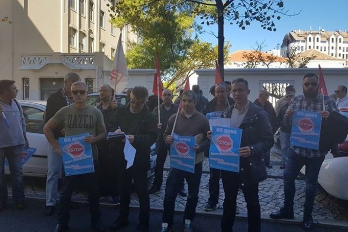 Activistas e dirigentes sindicais concentrados no Ministério do Trabalho em protesto contra o aumento da idade da reforma para os motoristas de pesados.