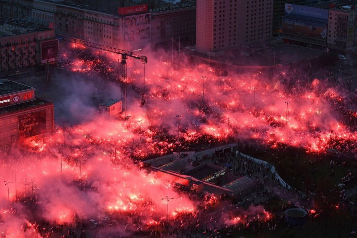 Marcha da extrema-direita polaca em Novembro de 2017. Apesar das palavras de ordem xenófobas, slogans religiosos e símbolos fascistas, a televisão estatal TVP classificou a manifestação como uma «grande marcha de patriotas».