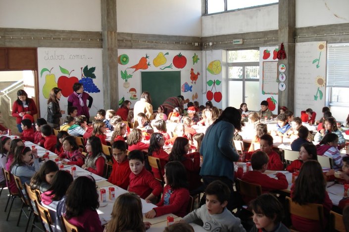 Em 2016, a ICA foi notícia por ter servido aos alunos comida imprópria para consumo