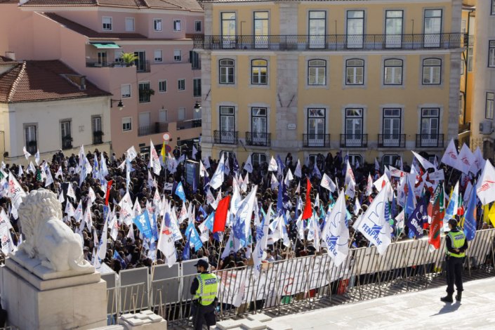 Professores durante a greve e concentração de professores junto à Assembleia da República, em protesto pelo descongelamento «justo» das progressões, recuperação dos anos de congelamento e contagem integral do tempo de serviço prestado pelos docentes, 15 de Novembro de 2017