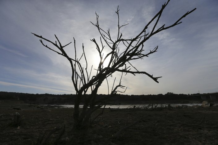 Uma zona seca onde habitualmente chega a água do Rio Guadiana, junto à Ponte da Ajuda que liga Elvas a Olivença. 95% do território continental está em situação de seca severa ou extrema desde o final do mês de Outubro, Elvas, 22 de novembro de 2017.