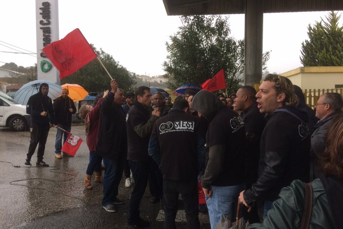 Mesmo debaixo de chuva, os trabalhadores da CelCat estiveram reunidos à porta da empresa, reafirmando que vão continuar a luta, 23 de Novembro de 2017