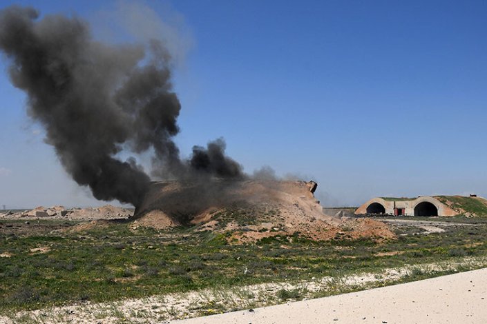 A base aérea de Shayrat, na Síria, foi alvo de um bombardeamento norte-americano esta madrugada