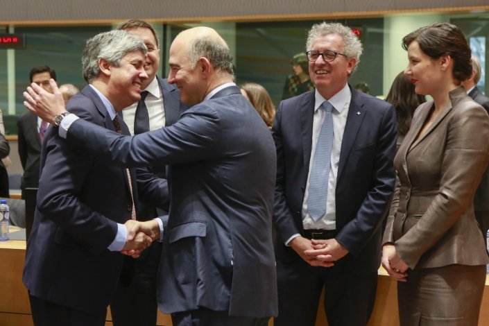 O comissário para as Questões Económicas e Financeiras, Pierre Moscovici, cumprimenta o ministro das Finanças português, Mário Centeno, no início da reunião do Eurogrupo em que foi eleito presidente do organismo. 4 de Dezembro de 2017