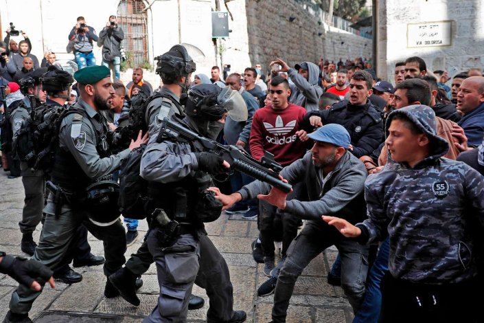 Forças de segurança israelitas carregam sobre manifestantes palestinos que protestam contra a decisão de reconhecimento unilateral pelos EUA de Jerusalém como capital de Israel. 15 de Dezembro de 2017, Jerusalém.