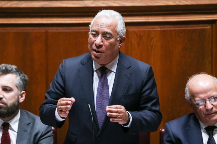 O primeiro-ministro, António Costa (C), acompanhado pelo ministro dos Negócios Estrangeiros, Augusto Santos Silva (D), e pelo secretário de Estado dos Assuntos Parlamentares, Pedro Nuno Santos, fala durante o debate quinzenal na Assembleia da República, em Lisboa, 20 de Dezembro de 2017