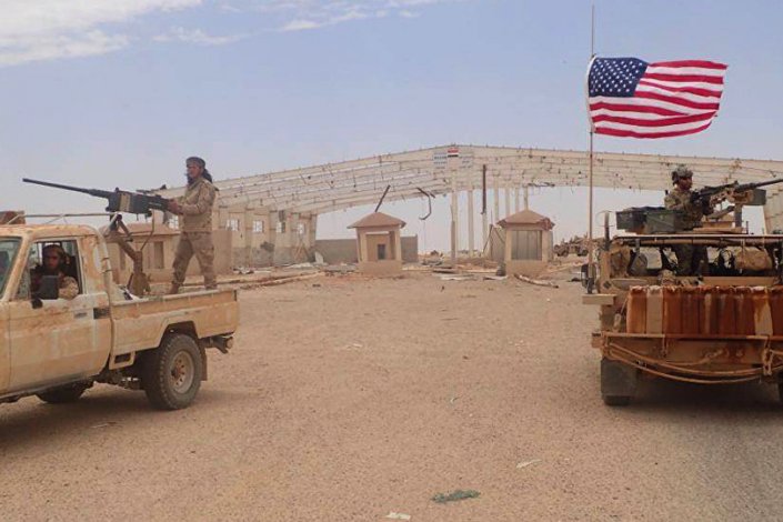 Militares norte-americanos e «rebeldes» em Al-Tanf, no Sul da Síria, junto à fronteira com a Jordânia
